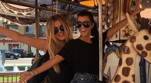 Kourtney y Khloe Kardashian se divierten en un tiovivo