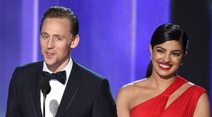 Tom Hiddleston y Pryanka, muy juntitos tras los Emmy