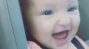 ¡Cómo se ríe Matilda Suárez Costa cuando su madre le da mimitos!
