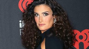 Idina Menzel estrena anillo de compromiso en la alfombra roja