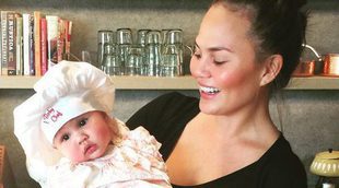 Chrissy Teigen se divierte con su pequeña cocinera Luna