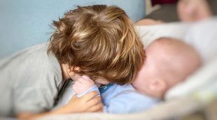 Amor de hermanos: Martín celebra los 4 meses de su hermanito Lucas
