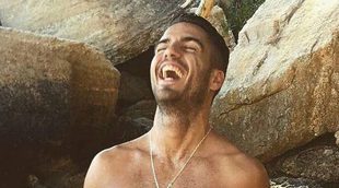 Maxi Iglesias recibe octubre... ¡posando desnudo en la playa!