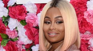 Blac Chyna celebra una baby shower en un disco-bus