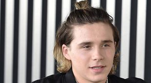¡Brooklyn Beckham, pillado intentando beber alcohol!