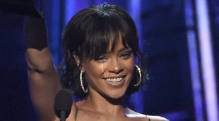 El cambio radical de Rihanna: de melena lisa a...