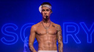 Justin Bieber luce abdominales en el Madame Tussauds de Londres