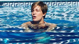 Tania Llasera luce tipazo en bikini en la piscina