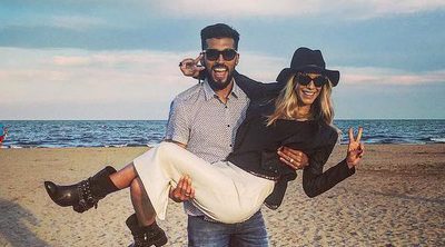 Tamara Gorro cura 'sus penas' paseando por la playa con Ezequiel Garay y Shaila