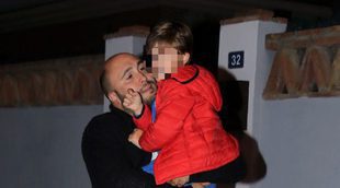 Kiko Rivera disfruta de sus dos hijos en Sevilla