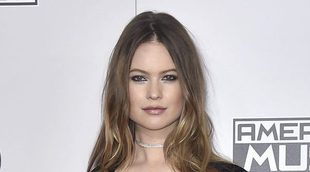 Behati Prinsloo vuelve luciendo escote y piernas