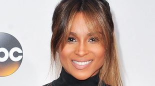 Ciara luce embarazo en la red carpet de los AMAs 2016