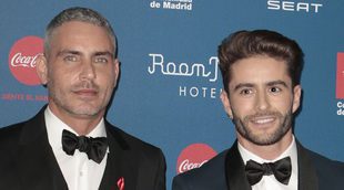 Pelayo Díaz y Sebastián Ferraro posan cogidos de la mano