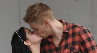 El beso que confirma el romance de Ariel Winter y Levi Meaden