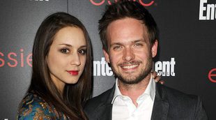 ¡Troian Bellisario y Patrick J. Adams se han casado!