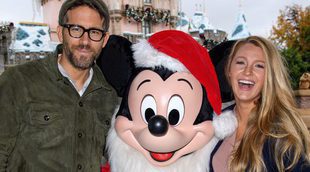 Mickey Mouse recibe a Blake Lively y Ryan Reynolds