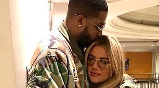 Khloe Kardashian posa muy enamorada junto a su novio