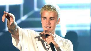 Justin Bieber pierde el equilibrio en una pequeña colina