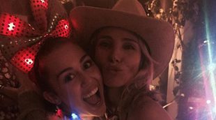 Elsa Pataky y Miley Cyrus posan en una fiesta de Navidad