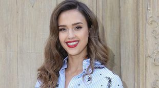Jessica Alba da la bienvenida a 2017 en la playa