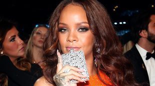 Rihanna y su brillante petaca: así se lo pasó en los Grammy 2017