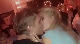 Paris celebra su cumpleaños besándose con un desconocido