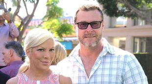 Tori Spelling y Dean McDermott dan la bienvenida a su quinto hijo