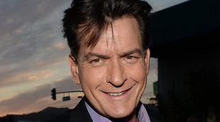 La policía registra el avión privado de Charlie Sheen