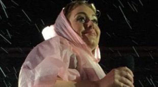 Adele y su divertido poncho rosa en un concierto