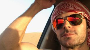 Efron presume de abdominales paseando en camello por Dubai
