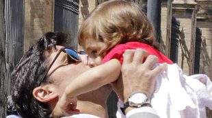Fran Rivera disfruta de la pequeña Carmen en el domingo de ramos