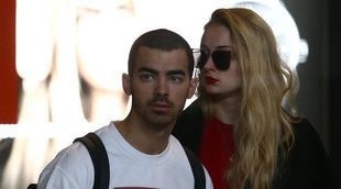 Joe Jonas y Sophie Turner, muy apasionados en la playa