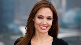 Angelina Jolie sustituye a Brad Pitt por un misterioso filántropo británico