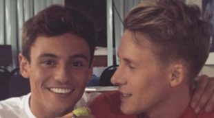 Daley y Lance Black plantan un árbol para empezar su matrimonio