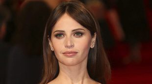 Felicty Jones se compromete con Charles Guard