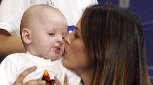 Lindes se come a besos a su hijo en un partido de baloncesto