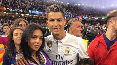 Cristiano Ronaldo celebra su éxito con los dos amores de su vida: Su hijo y Georgina Rodríguez