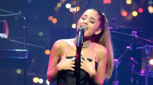 Ariana se tatúa en homenaje a las víctimas del atentado