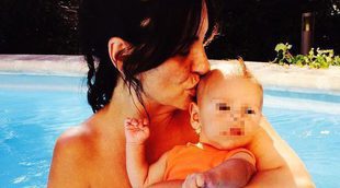 Melani enseña la carita de su hijo con topless incluido