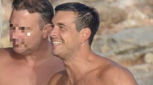 Mario Casas luce cuerpazo en bañador y se divierte con sus amigos en Ibiza