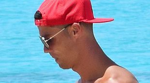 Los agentes de Aduanas de la Agencia Tributaria abordan el yate de Cristiano