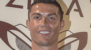 Ronaldo se relaja en la fiesta de su nuevo restaurante