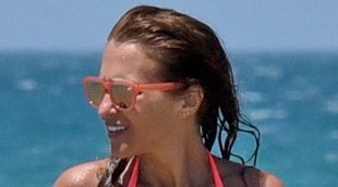 Paula se divierte con Daniella entre saltos y risas en el mar