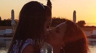 El tierno 'piquito' de Paula y Daniella durante sus vacaciones