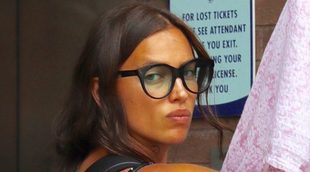 Irina Shayk oculta a su hija Lea bajo una manta