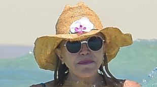 Tita Cervera, una sirena en las playas de Ibiza junto a sus hijas
