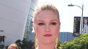 Julia Stiles luce embarazo frente al espejo