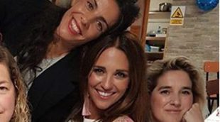 Paula simula una foto del pasado con sus amigas de toda la vida