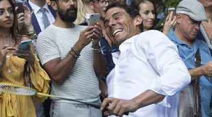El divertido traspiés de Rafa Nadal en un partido de bádminton