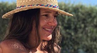Malena luce vientre plano mes y medio después de dar a luz